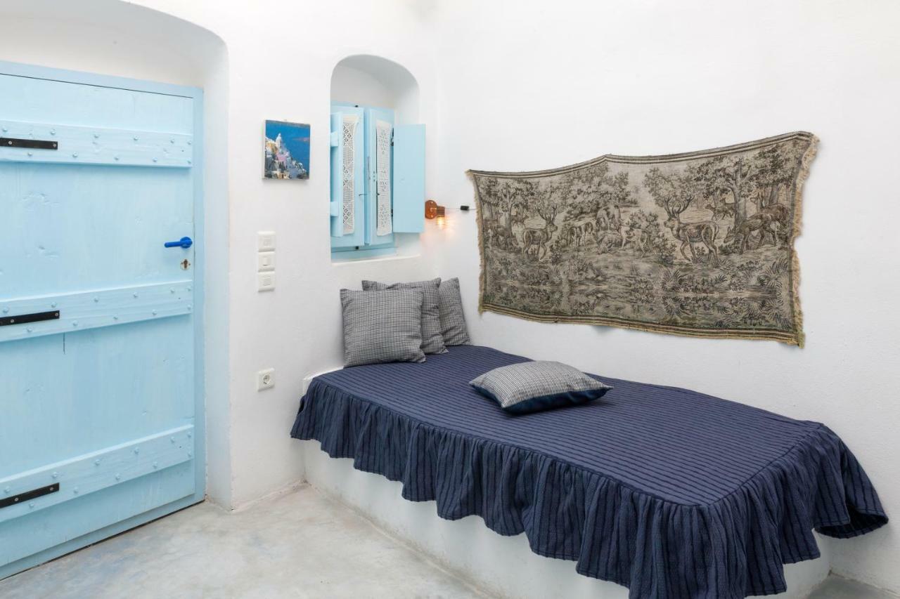 Black Rock Traditional * Emporio (Santorini)
